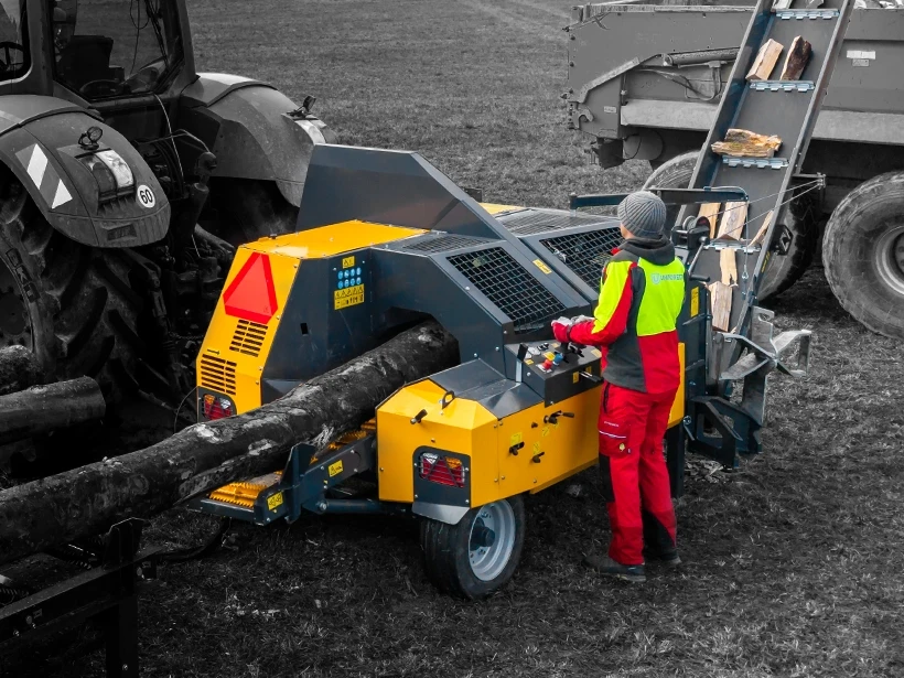 Professional firewood processing upgraded by the new TITAN 40/20 [video]